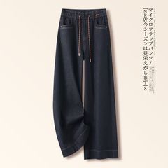 腰を緩めてひもを引くジーパン