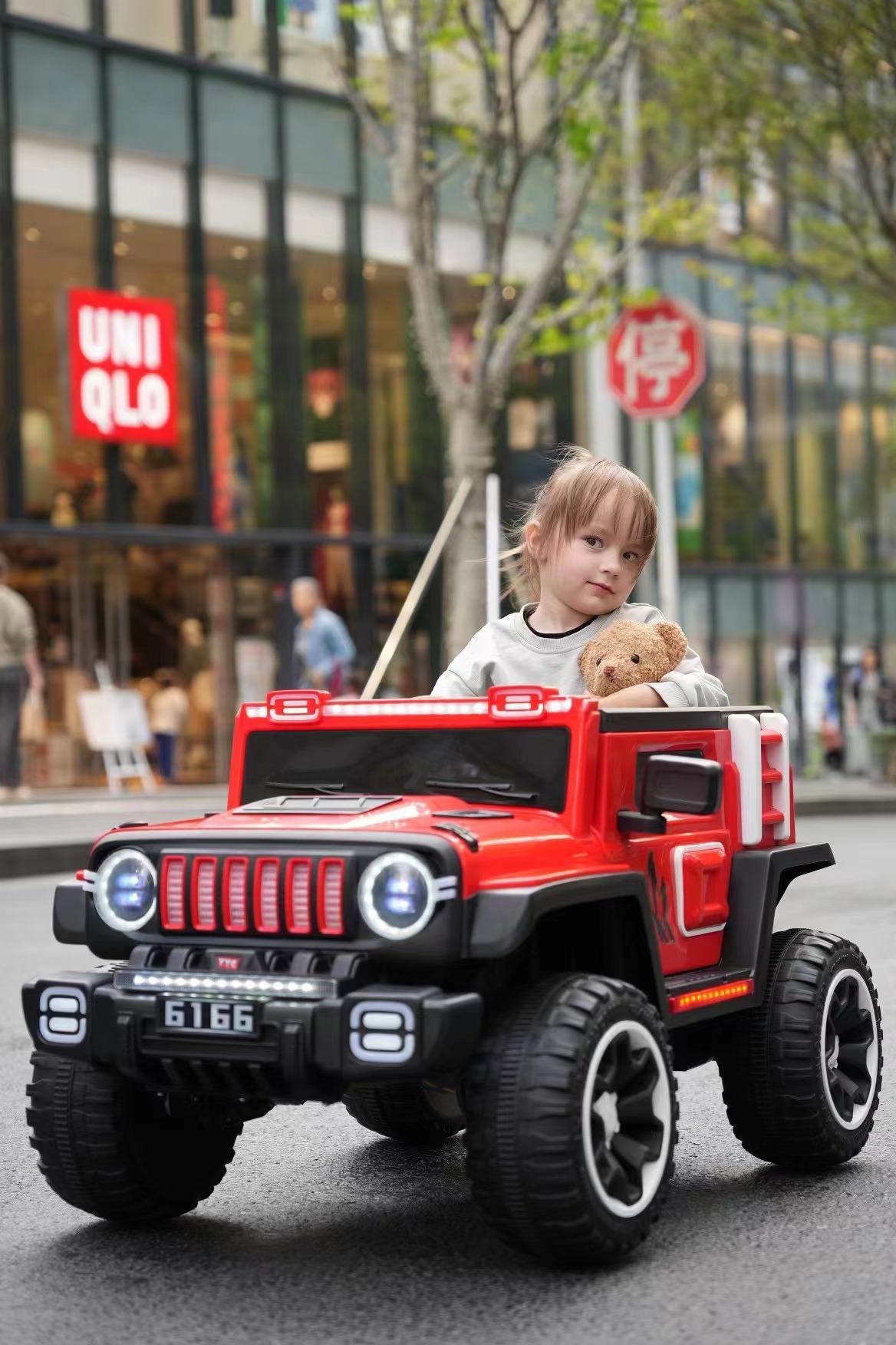 Jeep eléctrico todoterreno de cuatro ruedas para niños, coche recargable para niños y mujeres, coche de juguete de batería de control remoto, 4WD image 7