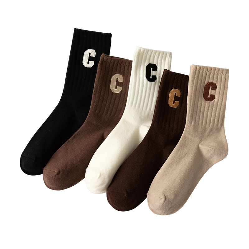 Bordado de letras grande C calcetines de algodón peinado a media pierna de las mujeres Otoño e Invierno de moda a rayas largas calcetines de mujer de color sólido algodón al por mayor
