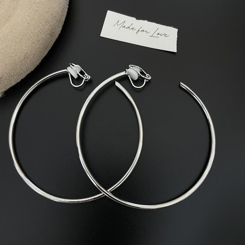 2025 nuevo estilo verano de moda anillo plateado círculo negro círculo fino temperamento europeo y americano aretes dorados de todo fósforo