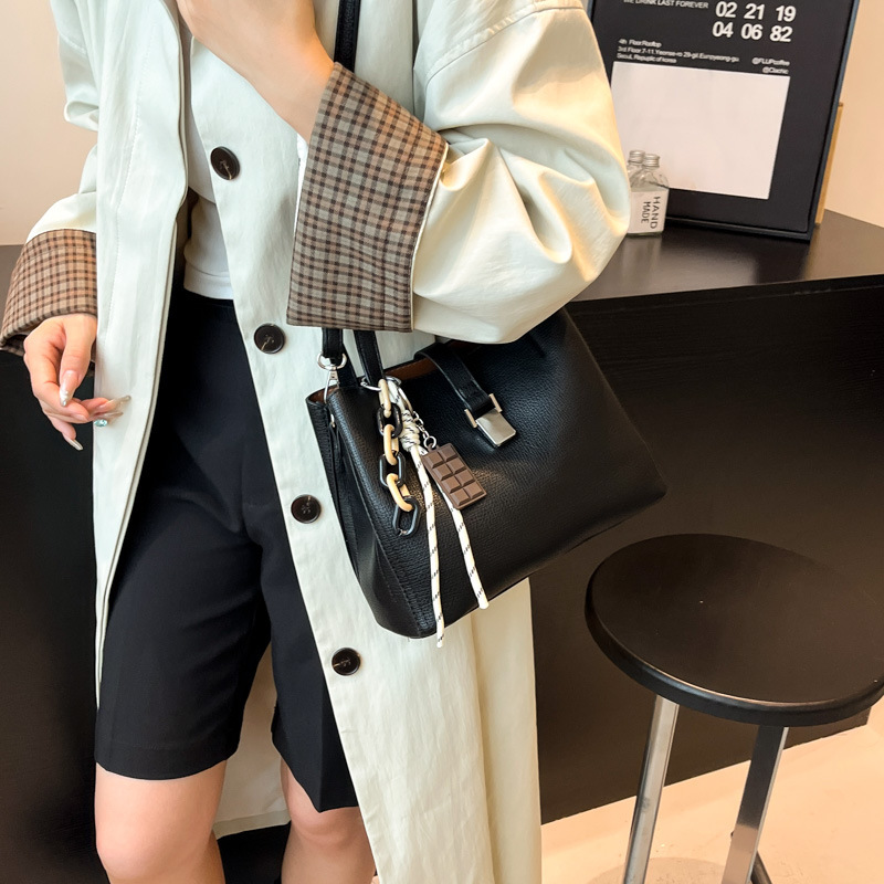 外出手拎包包女式2025新款简约通勤单肩包秋冬复古时尚斜挎水桶包|undefined