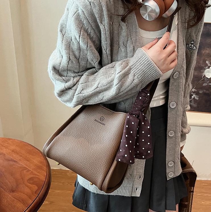 Transfronterizo superfuego retro versátil bolso de cubo para mujeres 2025 nuevo tipo de bolso de hombro de mano ocio simple canasta de verduras inclinadas