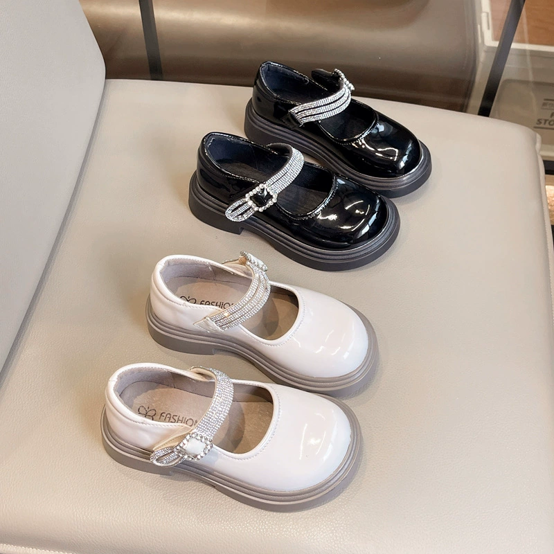 Маленькие кожаные туфли для девочек 2024 весна и осень новые детские туфли принцессы с мелким ртом черные стразы квадратные пряжки обувь для девочек