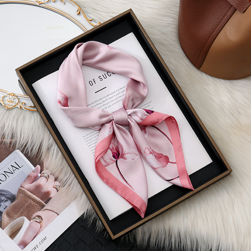 Red coreana de Internet todo fósforo moda floral 70 bufanda cuadrada de seda de imitación bufanda bufanda de seda de punta de onda de sentido de alta calidad bufanda de seda para el cuello al por mayor