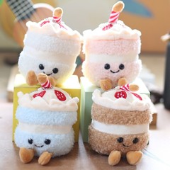 かわいい萌えネット赤いろうそくのケーキのミルクティーのカップの小さいペンダントのぬいぐるみの公の子の包みは飾りのキーホルダーの人形を包みます。