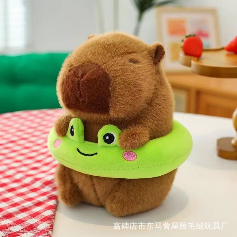 녹색 수영 카피바라