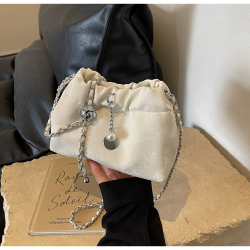 2024 New Women's Niche Luxury Velvet Cloud Bag Chain Crossbody Bag Fashion Versatile Shoulder Water Bucket Bag