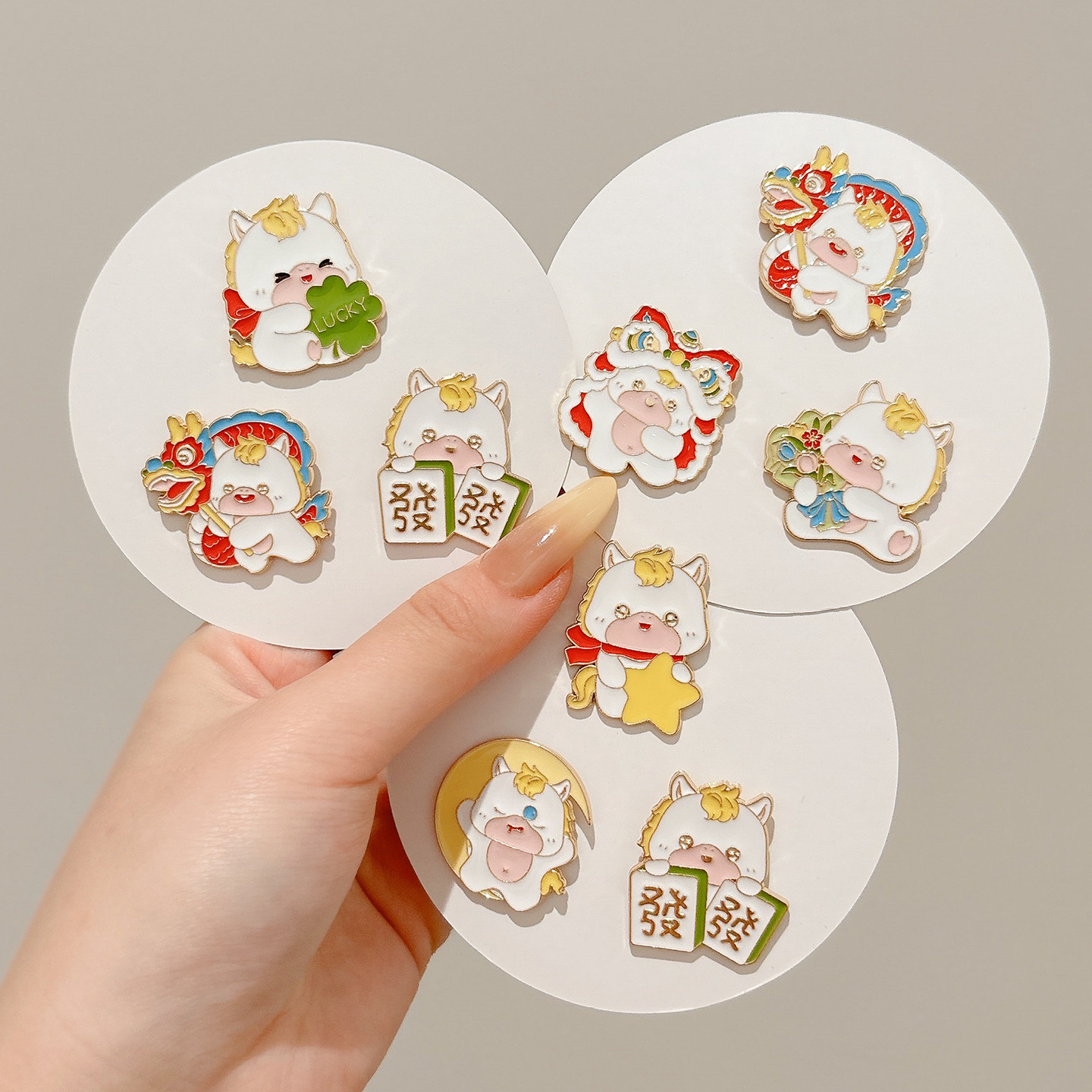 2026 Año Nuevo Zodiaco Año del Caballo Año de la Vida Broche Mujeres lindos dibujos animados insignia metálica ropa fija pin accesorios