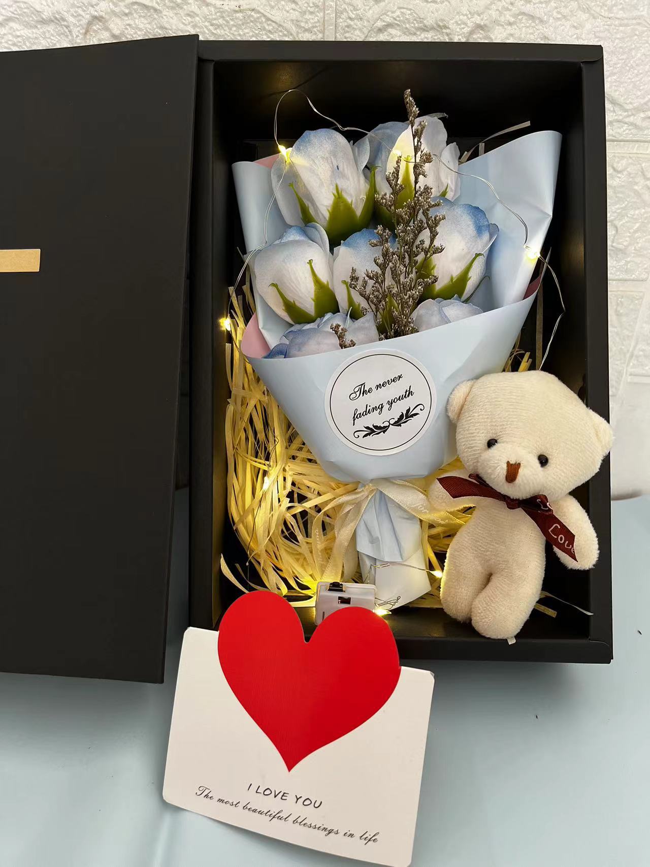 7-teiliges LED-Seifenblumen-Geschenkset für Zuhause & Garten – Eleganter Rosen- und Nelkenstrauß mit warmen LED-Lichtern für Weihnachten, Valentinstag und Geburtstag_voghion.com