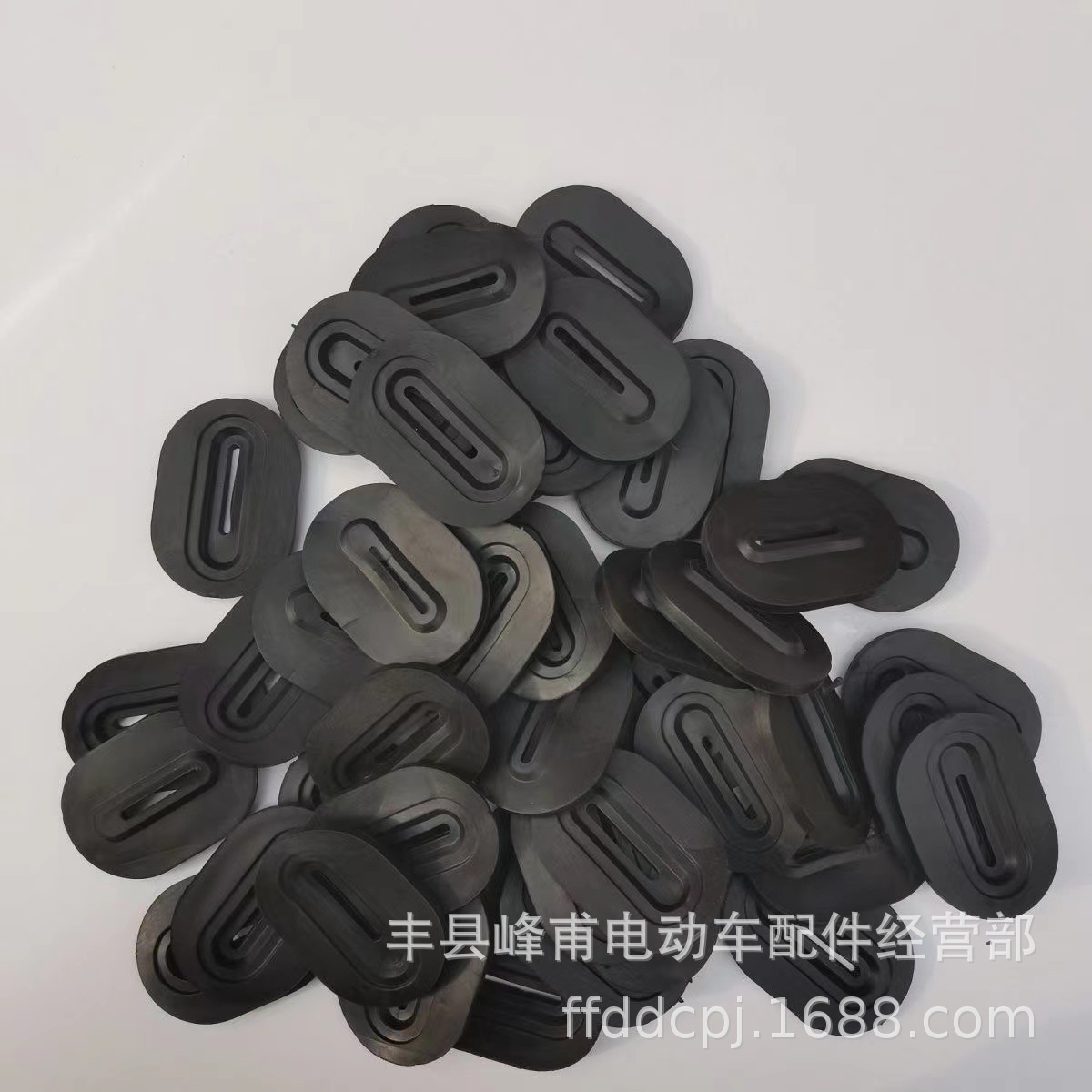 电动三轮车防撞垫片摩托三轮车厢胶垫锁扣加厚防震降噪垫保护胶垫