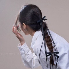 精巧なバレエ風の黒いリボンのリボンのリボンのリボンは小さいヘアピンの女性の後頭部の甘いクールな双馬尾の髪飾りを挟みます。