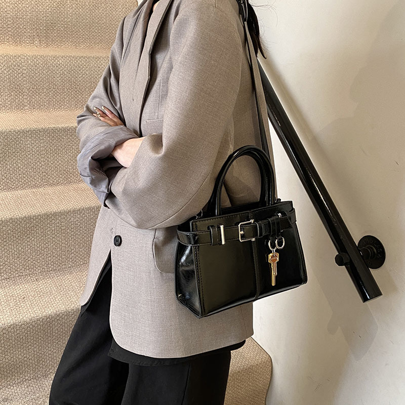 Tendencia versátil nicho bolso de mano de diseño mujer 2024 nuevo otoño invierno retro bolso de hombro bolso cuadrado de alta calidad