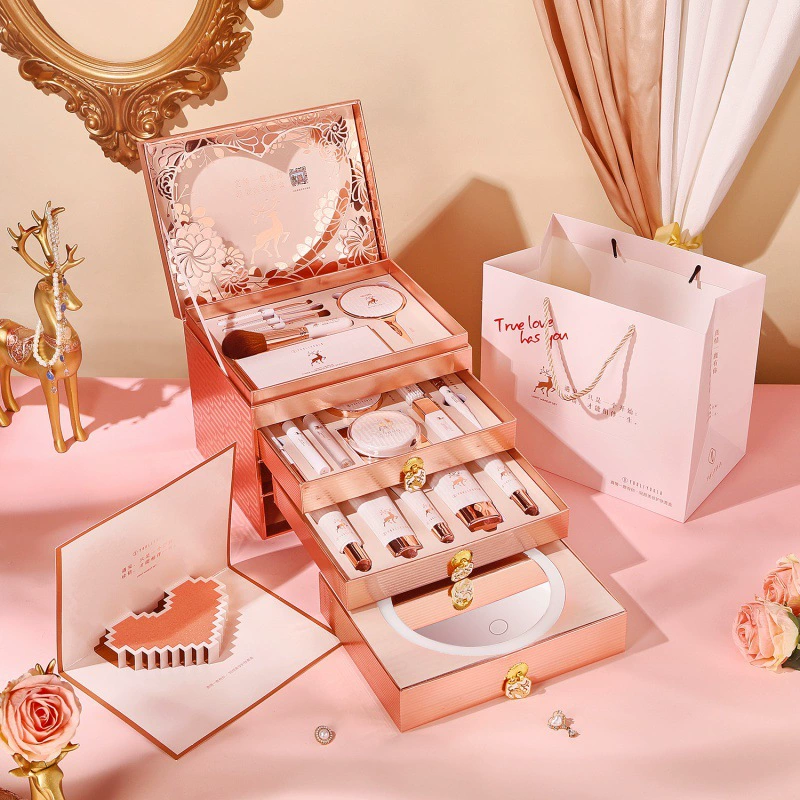 У Юлы есть 21 набор косметики для макияжа и ухода за кожей