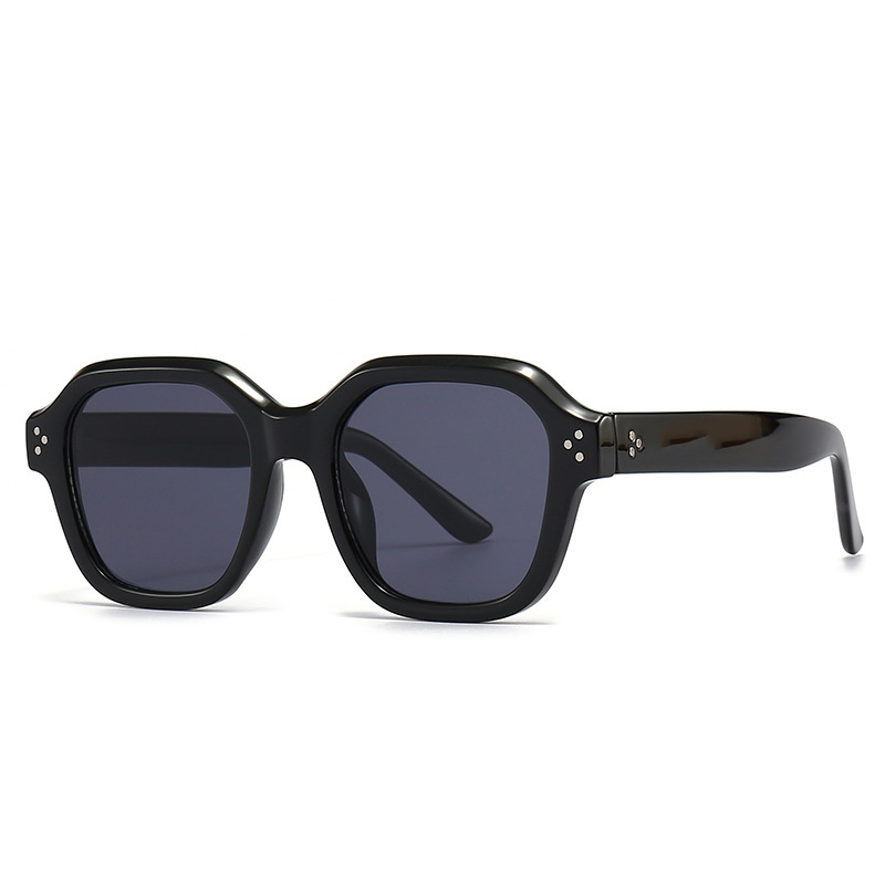 Versatile Minimalist Women's Sunglasses 2026 New Model Letter Print UV Protection Thick Frame Square Couple Street Style Vacation Glasses_voghion.com