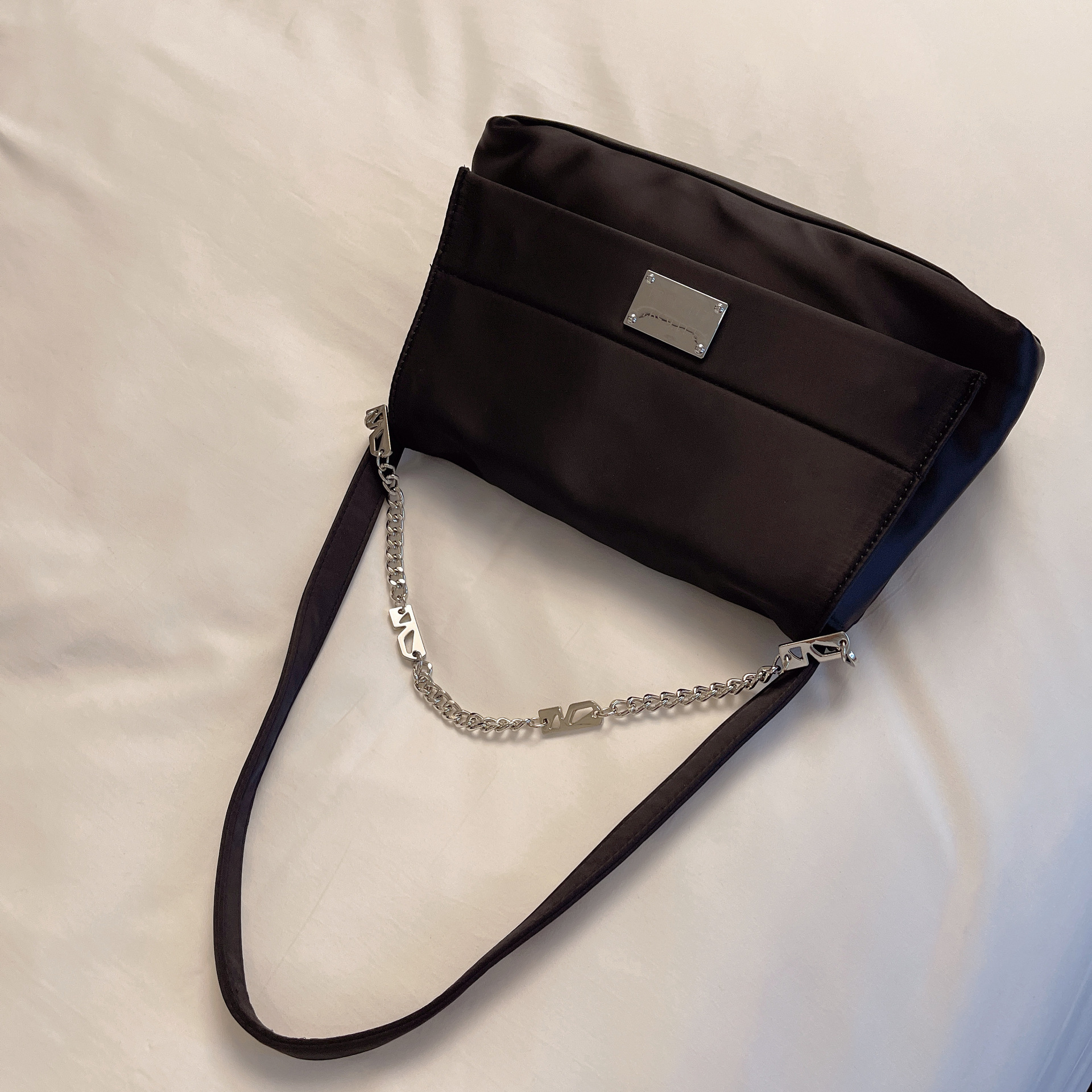 Small design chain vagrant for female 2024 new large capacity single shoulder commuter Messenger bag_voghion.com