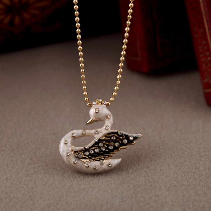 Simple Temperament Little Swan Necklace Niche Design Sense Clavicle Chain Autumn And Winter Long Sweater Chain Tide display picture 7