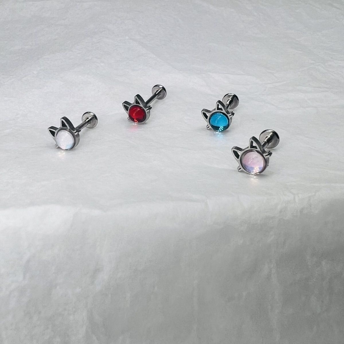 Piercings de cartilagem para lábio e orelha em formato de gato, aço titânio laqueado brilhante, acessórios para piercing transfronteiriços europeu-americano, Yiwu_voghion.com
