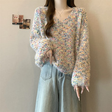 2024慵懒风复古宽松设计感V领套头针织衫外穿长袖短款彩色毛衣女