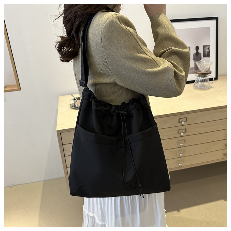 The popular autumn and winter bags for women in 2024: large-capacity crossbody bag, Tote commuter bag, single-shoulder bag, soft undefined