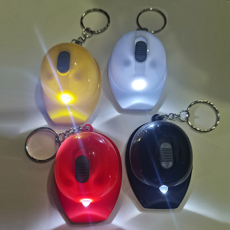 Ventas calientes de sombrero de plástico metal abertura de botellas con lámpara llavero colgante artesanía promocional pequeño regalo puede imprimir logotipo