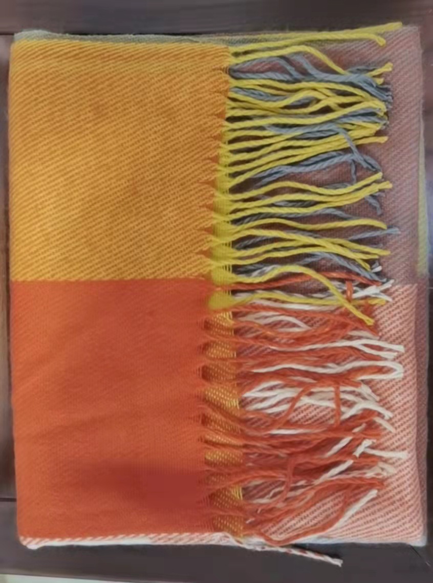 新商品の千鳥格ファッションはカシミヤの女性モデルに似合います。