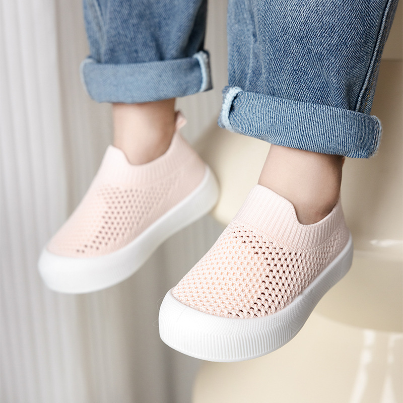 Primavera y verano zapatos de malla voladora transpirables para bebés zapatos para niños pequeños de suela blanda anticolisión para bebés zapatos casuales de azúcar para niños y niñas al por mayor