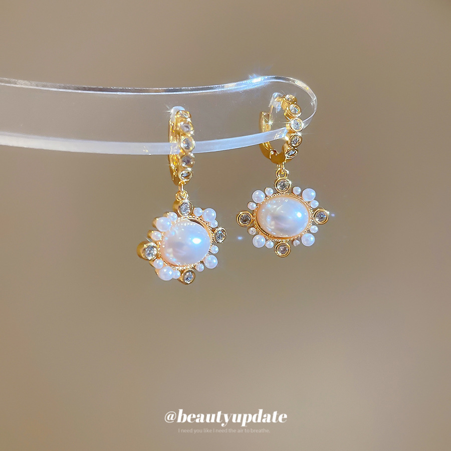 Pendientes de perlas ovaladas de circón de galvanoplastia de oro real de 18 quilates estilo palacio retro pendientes exquisitos diseño sentido de nicho