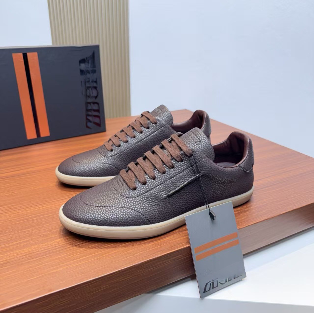 Estación europea nueva suela gruesa zapatos deportivos de hombre zapatos de cabeza redonda zapatos de negocios zapatos de cuero casuales de alta gama zapatos blancos pequeños
