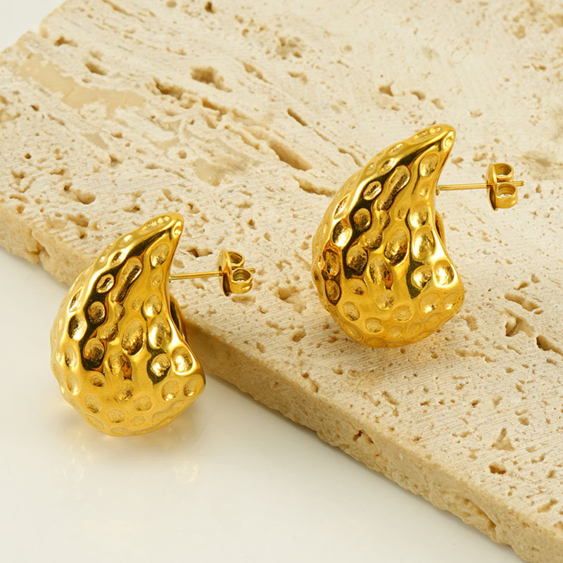 Diseño de gama alta sentido 18K oro Acero inoxidable gota de agua martillado pendientes mujer estilo europeo y americano INS titanio acero pendientes al por mayor