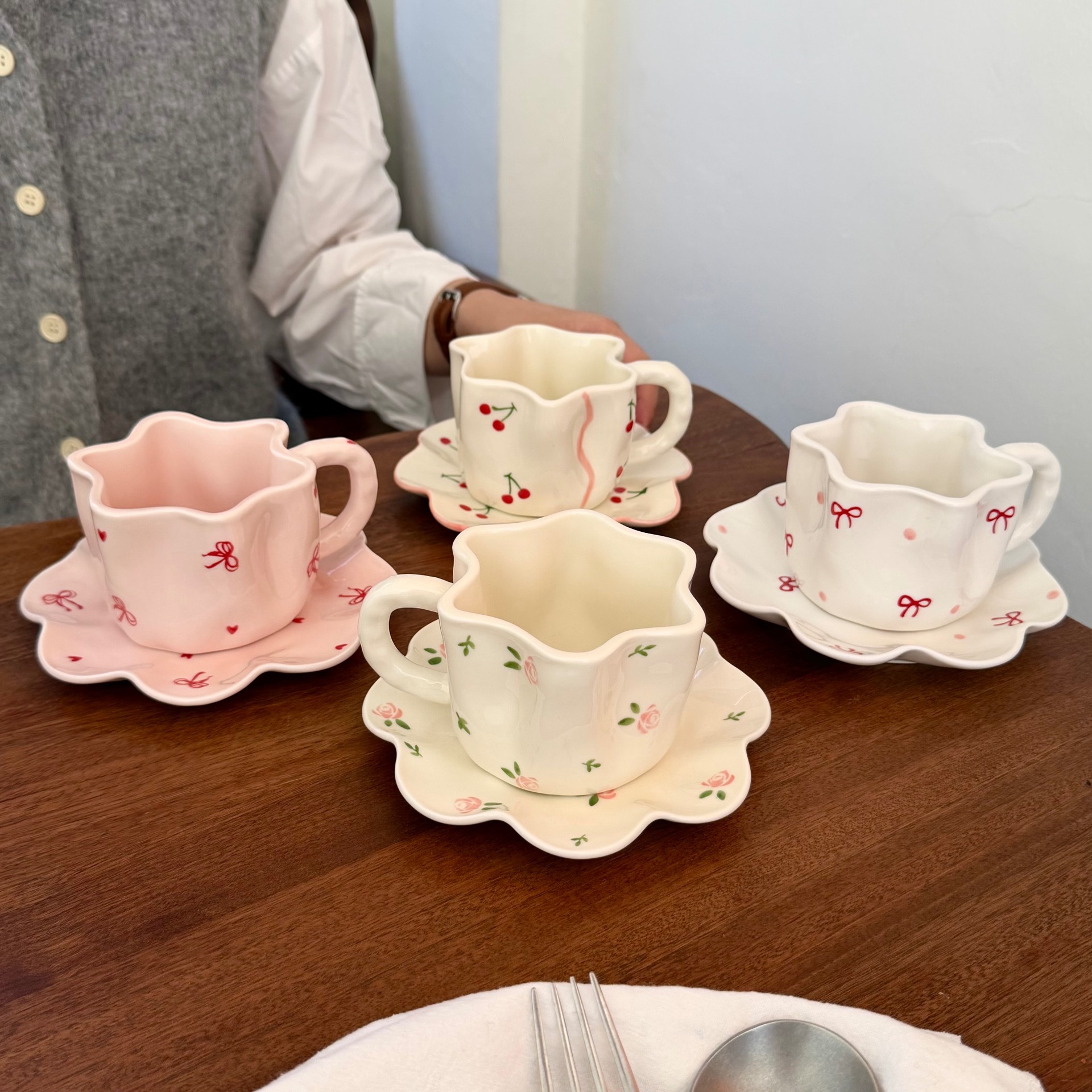 Estilo coreano inseng pinchado a mano cerámica plegada tazas de café y platos pinchado a mano irregular tazas y platos de postre