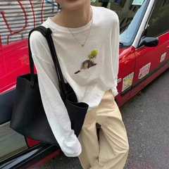 ブドウの猫の亜麻の長袖の日焼け止めのtシャツの薄いブラウスの25新型の丸首のゆったりしているファッションの百合の底のシャツ
