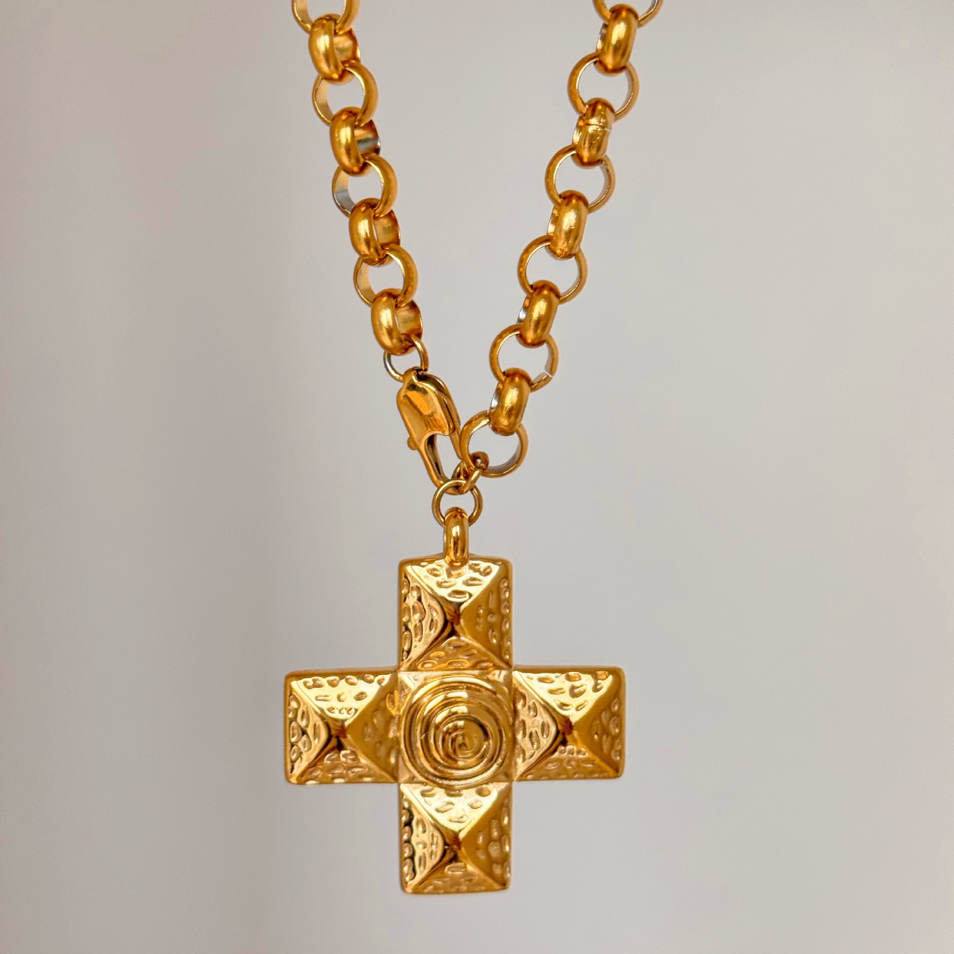 Acier Au Titane Plaqué Or 18k Rétro Traverser Placage Pendentif display picture 3