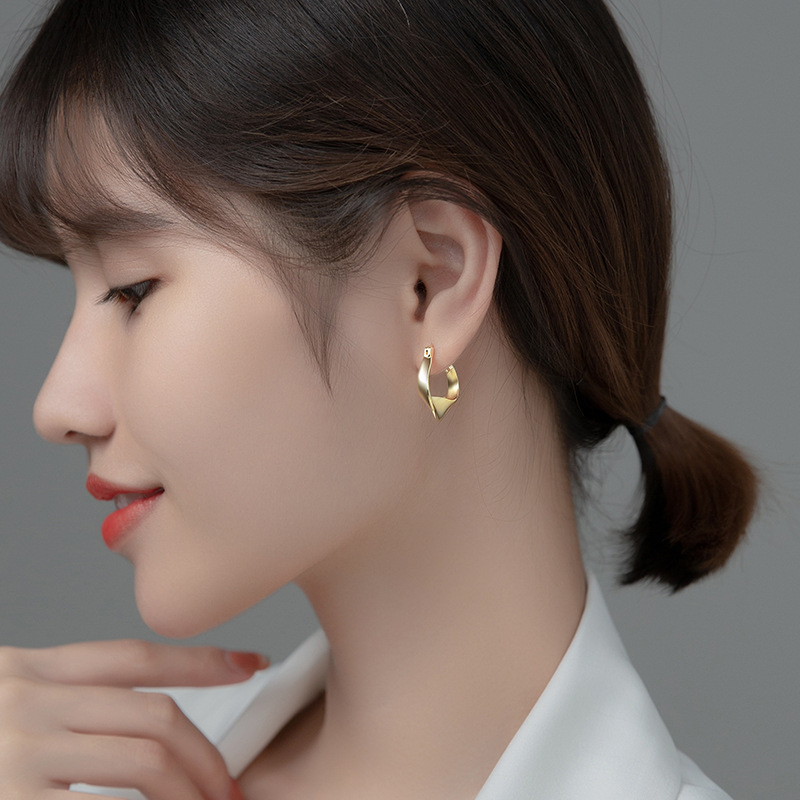 S925 plata esterlina brillante geometría torcida pendientes temperamento línea ancha Mobius anillo torsión pendientes G9488