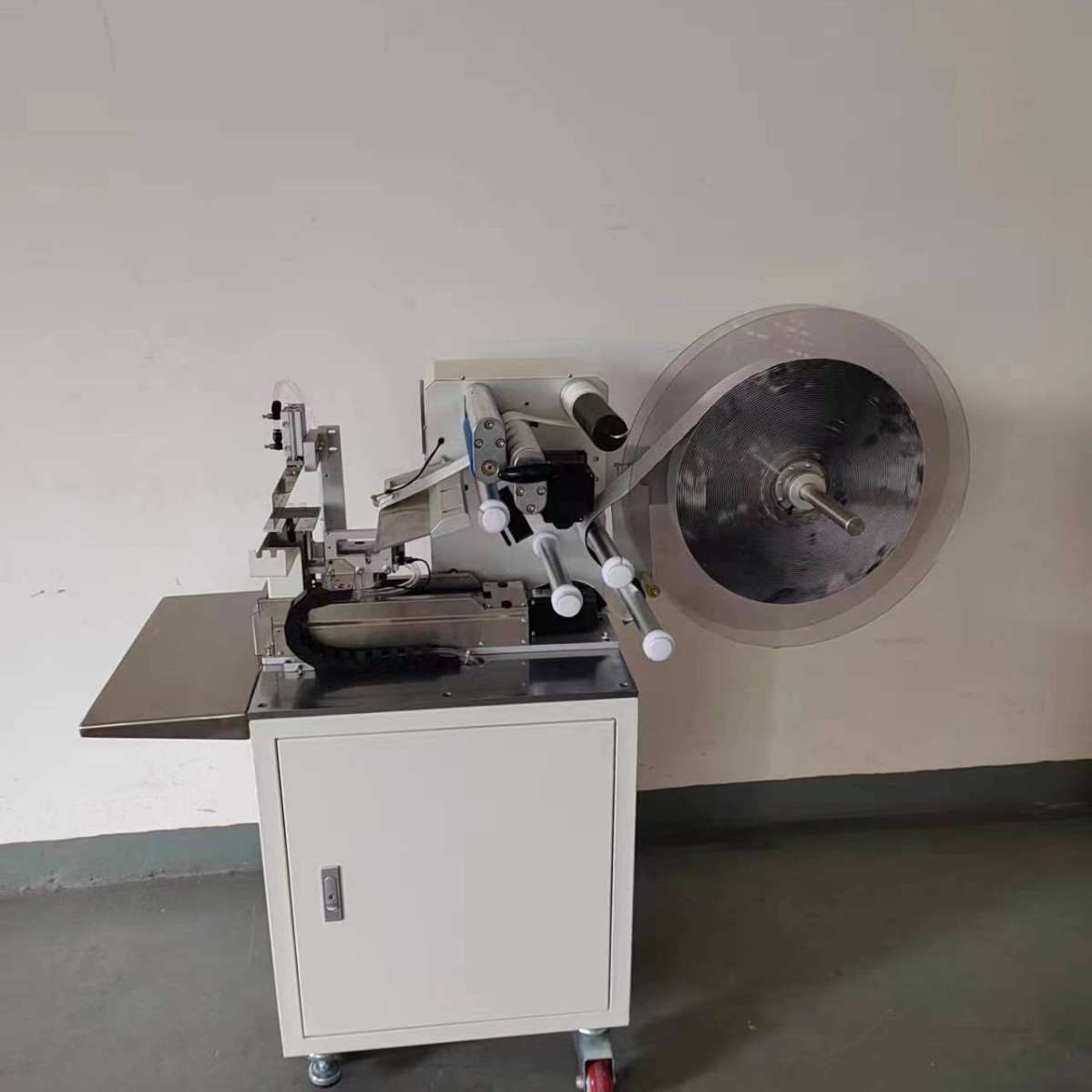 海机贴标机宽300MM也能对折贴标工厂直销价格超优惠欢迎全自动