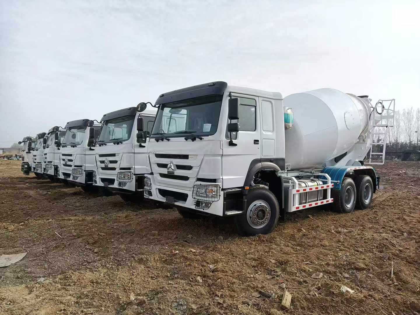 White export version of the National II vehicle chassis can be used for dump trucks and mixer trucks, 360 horsepower, HW76 new front face cab