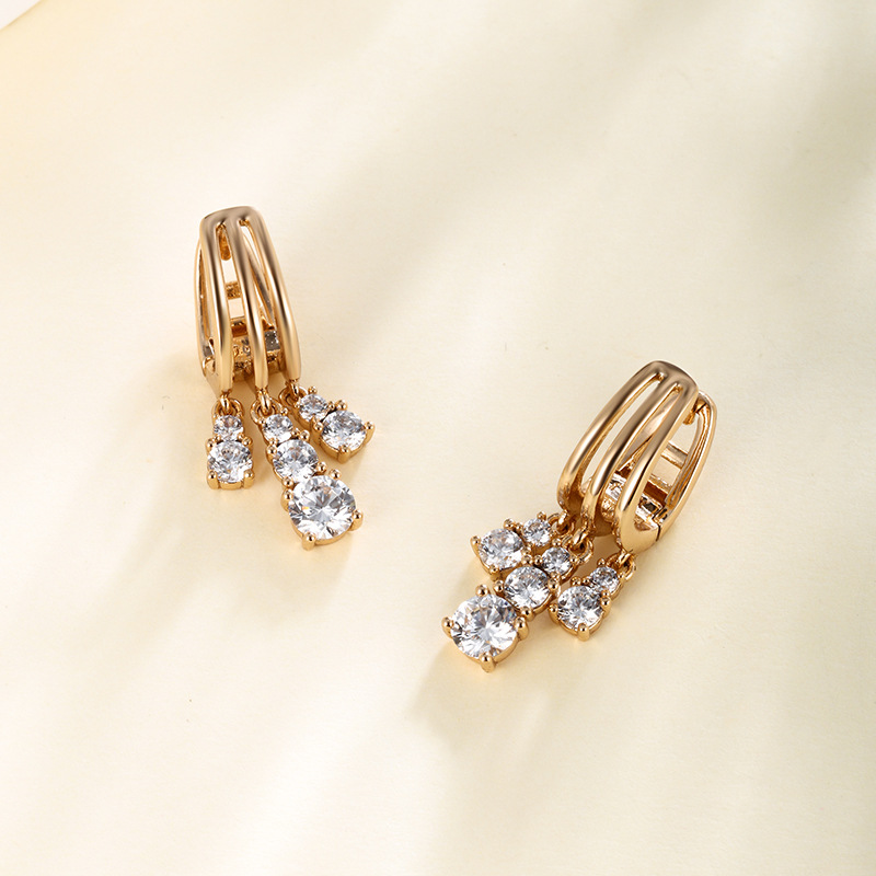 Xuping joyería con diamantes delicados pendientes de orejas de nicho de diseño personalidad de zircon adornos de orejas dulces y fríos temperamento único pernos de orejas mujeres