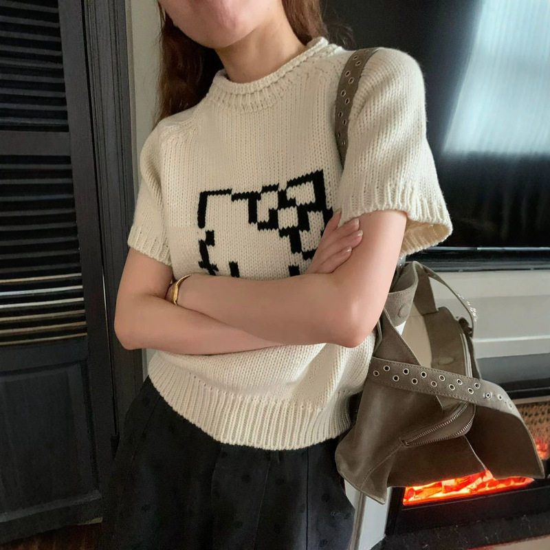Korean-style soft and cute knit vest sweater for women, perfect for layering in autumn and winter Korean-style soft and cute knit vest sweater for women, perfect for layering in autumn and winter
