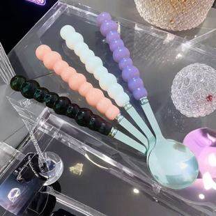 �W�t���鲻�P������L���A�������ֱ��{��С������Ů�ļ��ó����