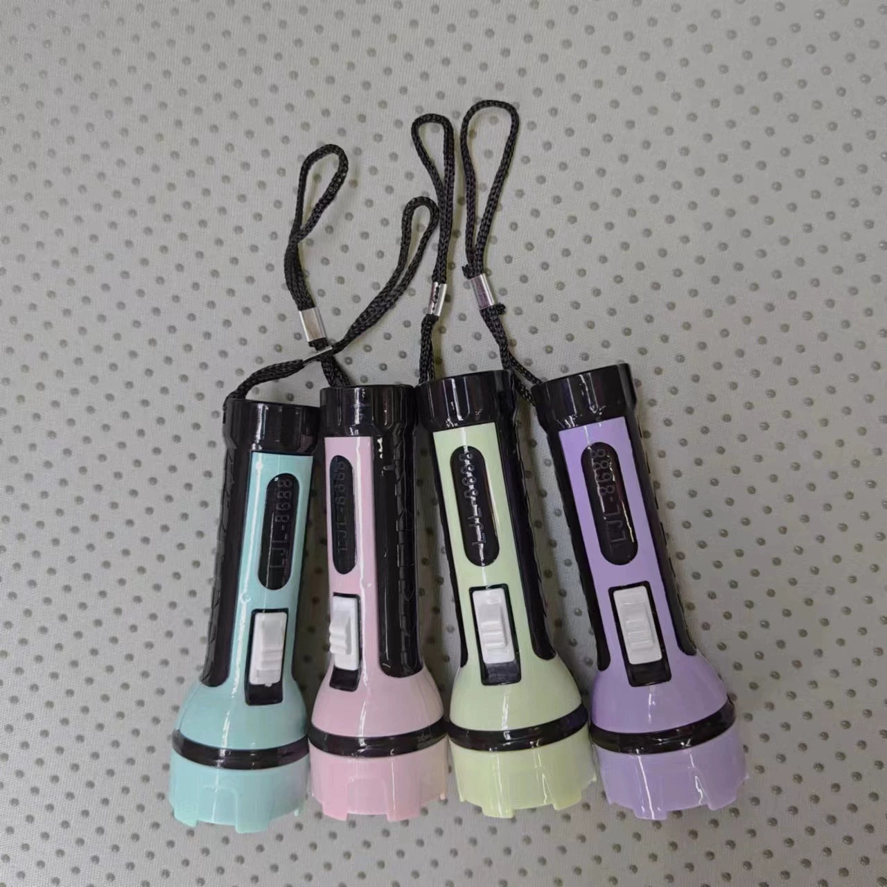 Пластиковый маленький фонарик светящийся игрушка удобная для переноски ремешка Электронный фонарик оптовая продажа практических маленьких подарков