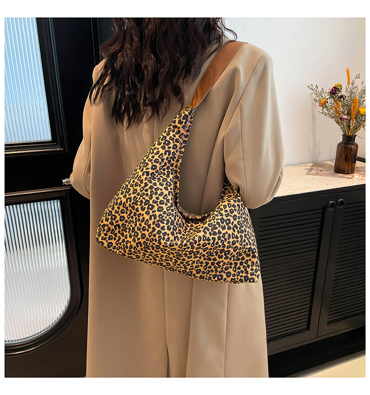 A new minimalist canvas bag with a large capacity in Korean fashion, a leopard print commuter single-shoulder crossbody bag undefined