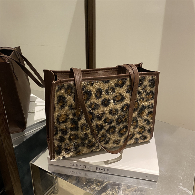 Leopardo tela de peluche bolso de mano para mujeres 2024 otoño nueva moda coreana moda bolso de hombro relajado bolso axilar