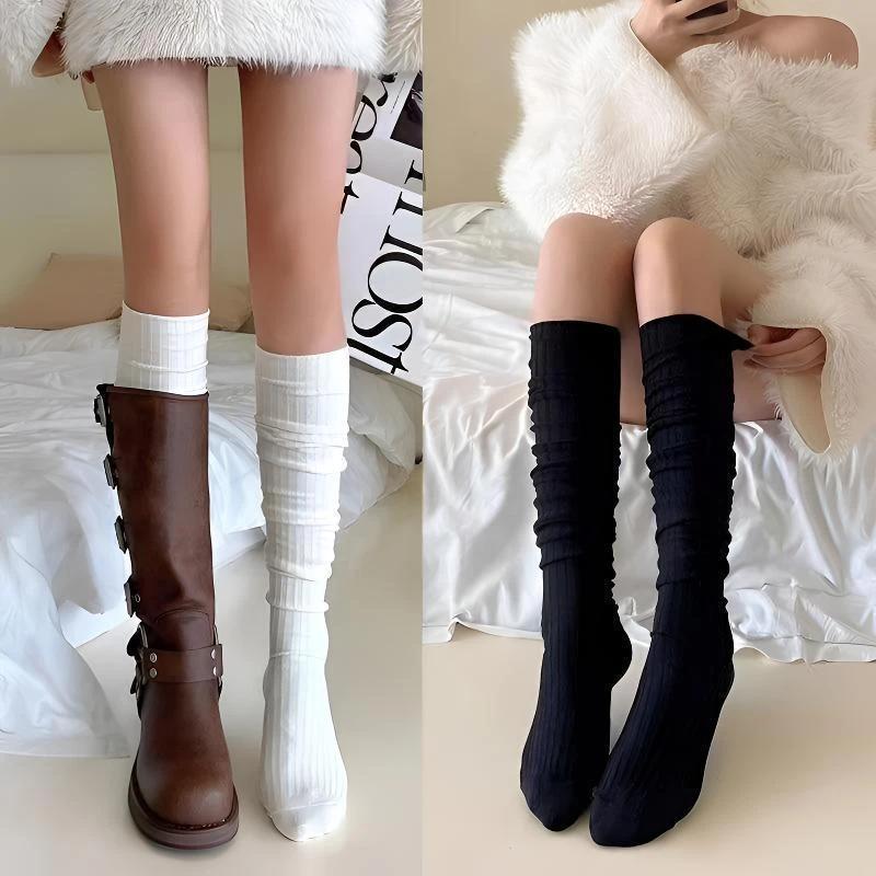 White slouch socks paired with boots create a slimming effect; these are stylish, knee-high socks in a Japanese style, perfect for autumn and winter, and popular among influencers
