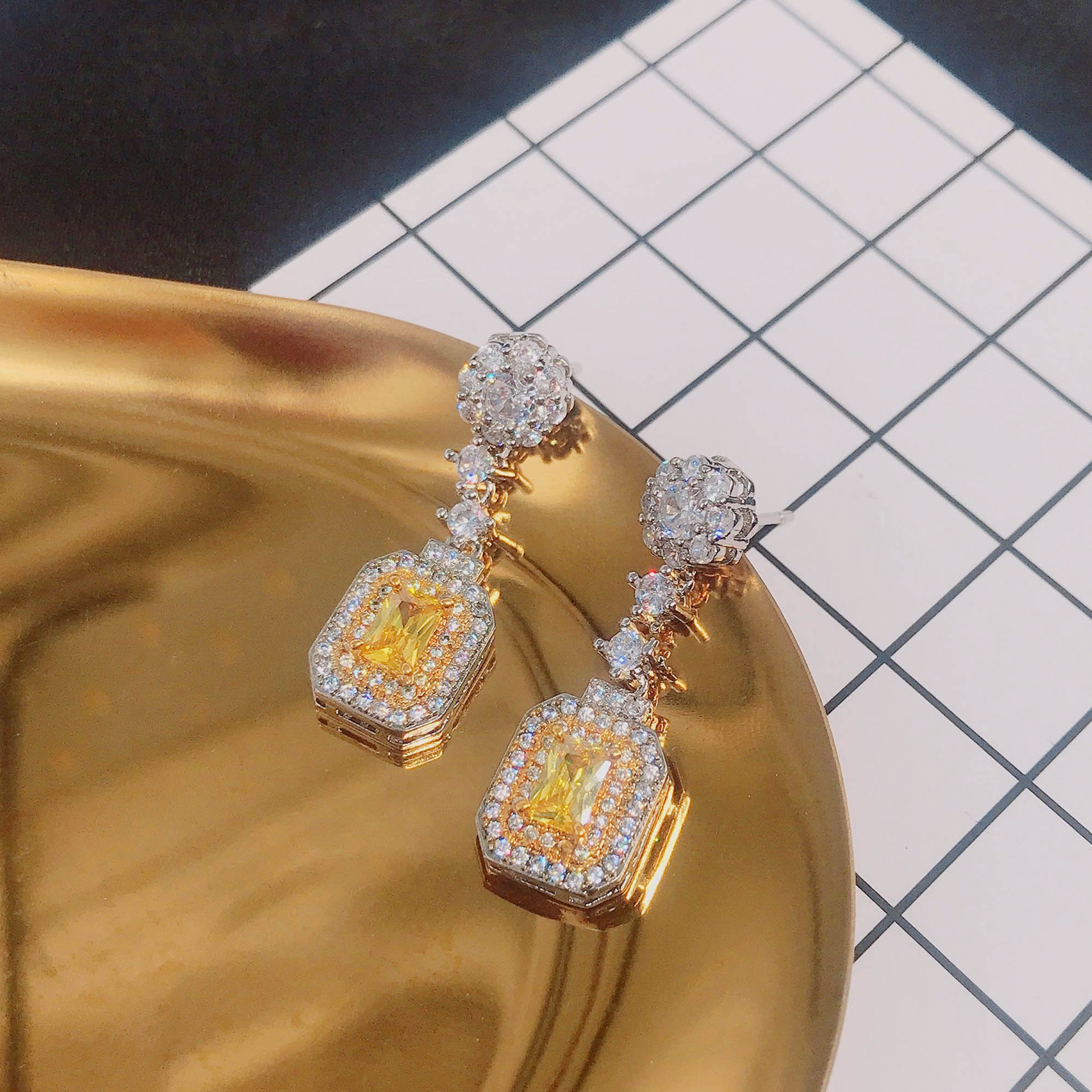 Nuevos Pendientes De Diamantes Cuadrados Amarillos Con Micro Incrustaciones Joyería Para El Oído display picture 2