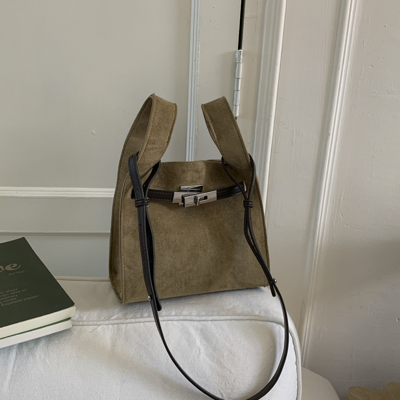 Nicho coreano Zhong esmerizado bolso de cubo de viaje mujer otoño / invierno 2025 nueva moda versátil bolso de hombro