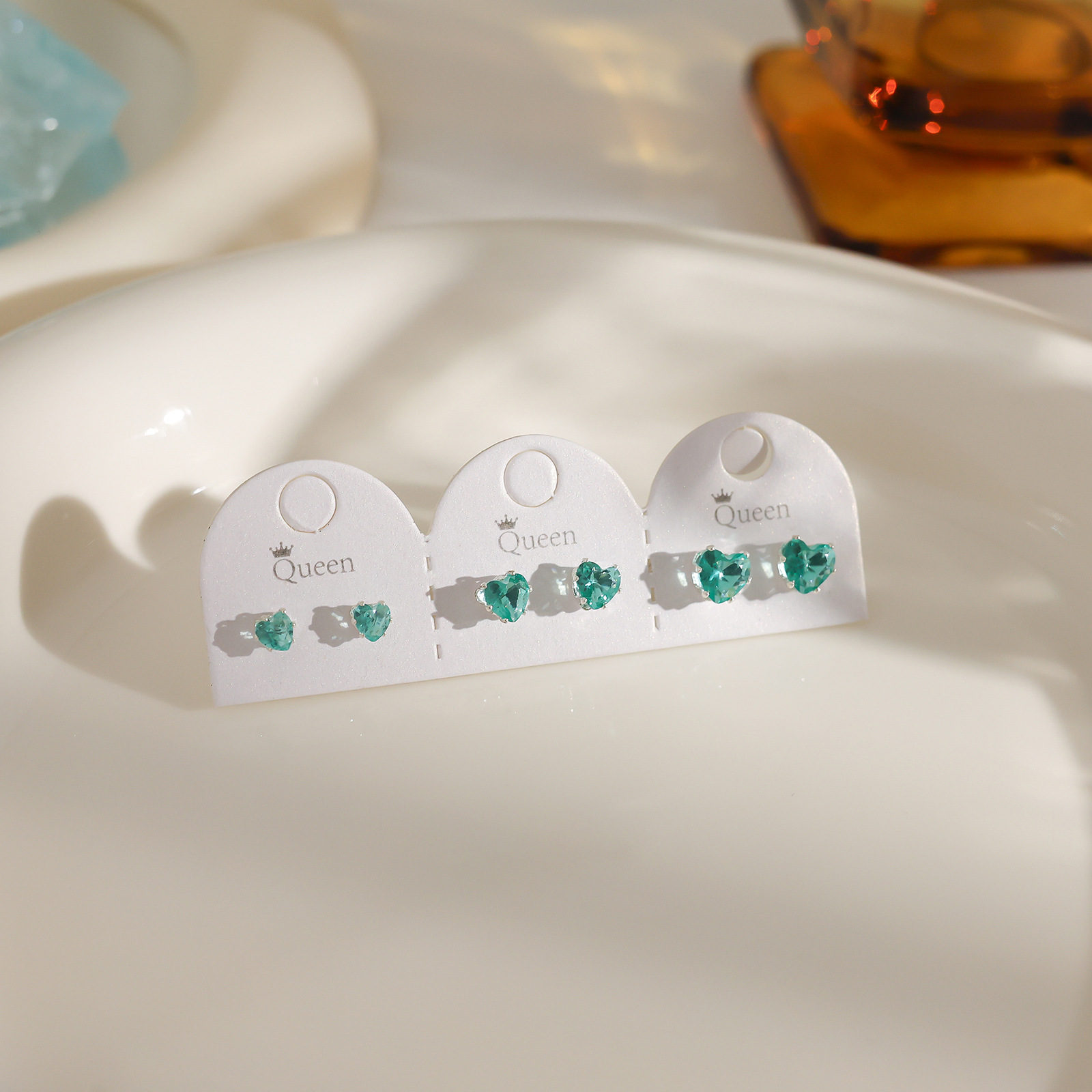 Juego de pendientes de aguja plateados, sencillos y compactos para mujer, pendientes geométricos en forma de corazón, bonitos, dulces y versátiles, venta al por mayor para puestos de mercado