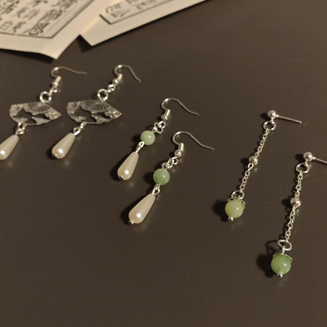 Aguja de plata Retro Nuevo chino Pendientes de perlas y jade Pendientes de Hanfu de estilo de palacio simple Pendientes de abanico clásico