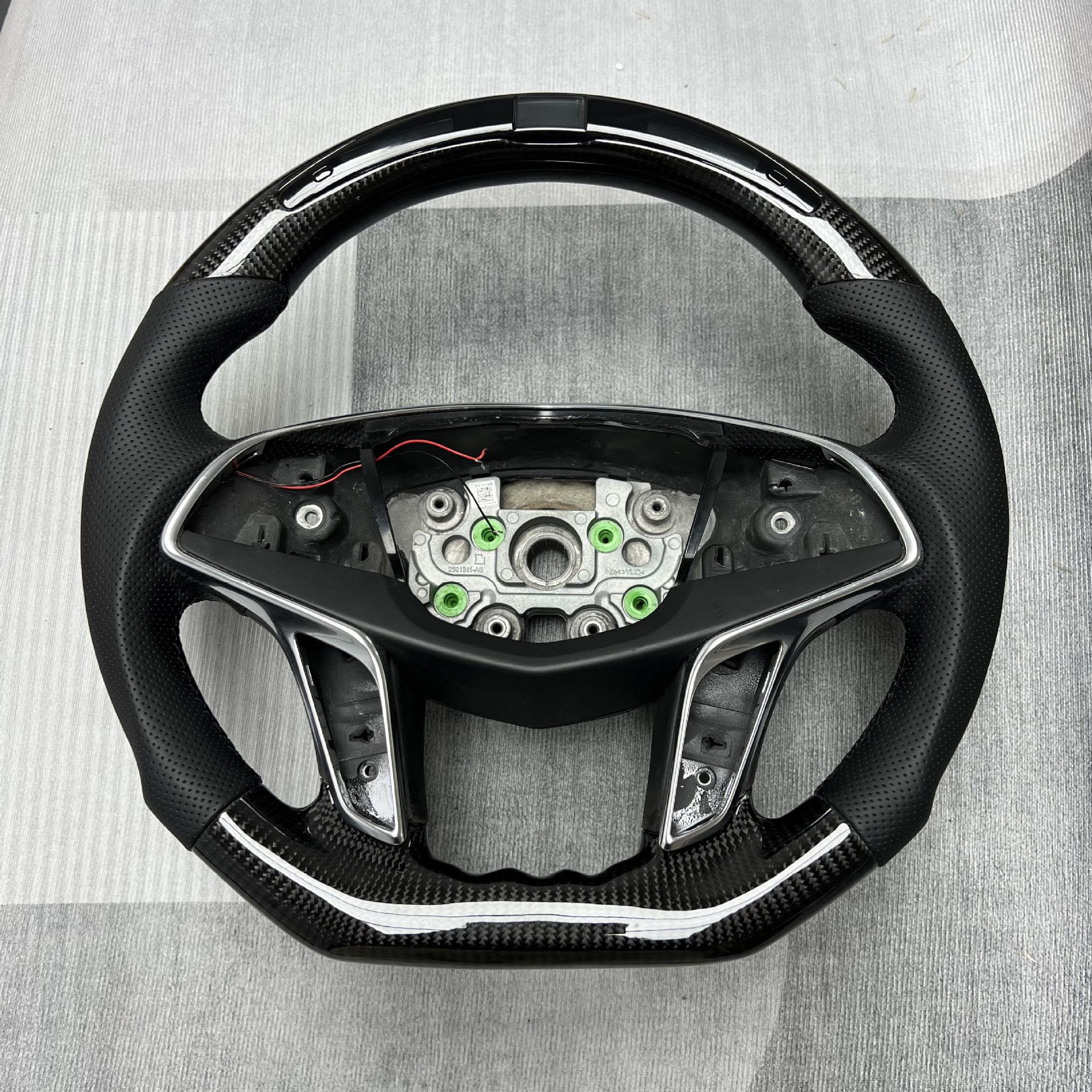 Carbon Fiber Steering Wheel Modification Is Suitable for Cadillac Models, Car Interior Steering Wheel Cover Processing and Customization