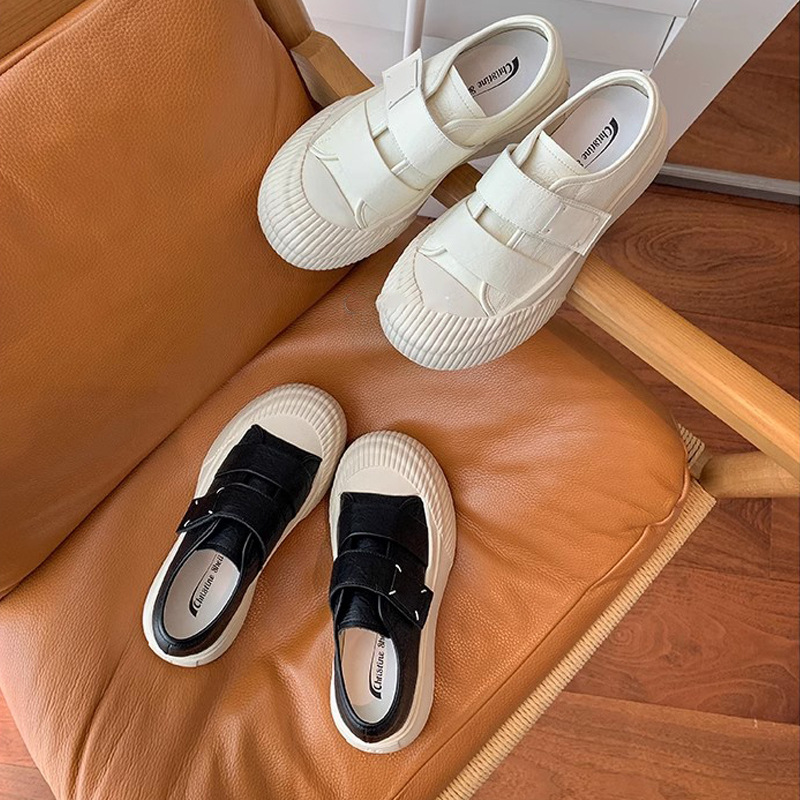 2024 otoño y invierno nuevo tipo de goma suave ~ gran cabeza redonda velcro galletas de cuero zapatos casuales de suela gruesa zapatos blancos de mujer