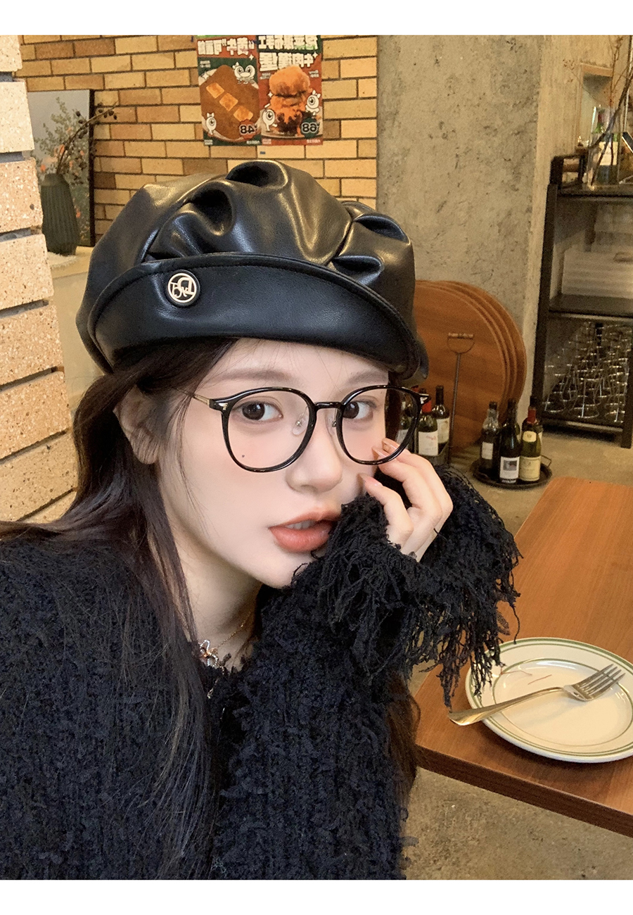 Berretto in pelle nera di alta qualità per l'etichetta di moda di strada femminile, pieghettato ed elegante, che mostra temperamento, pittore di gemme_voghion.com