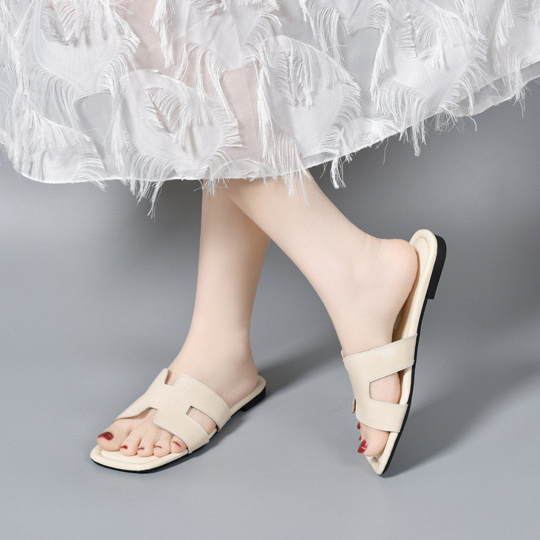 Dép sandal nữ da thật đế bệt quai chữ V hở mũi — màu đen